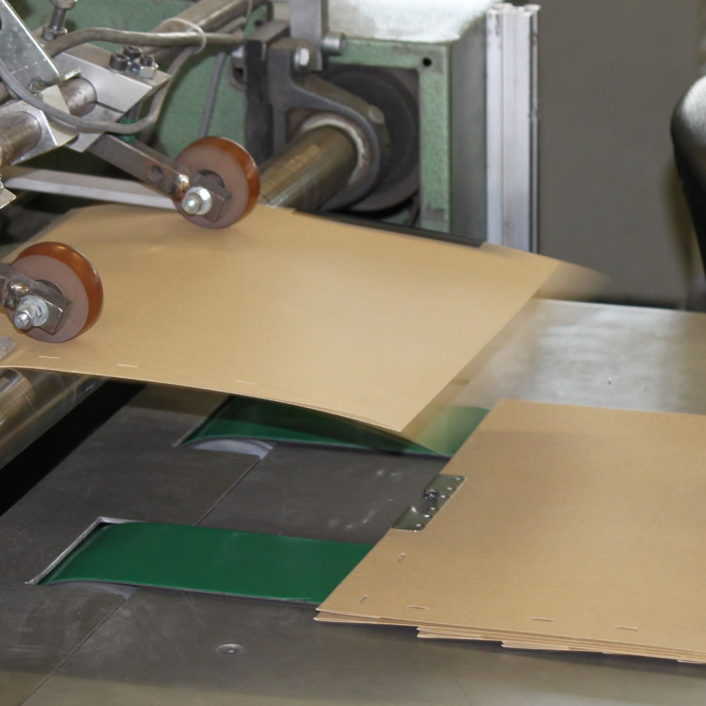 Produktion von Registraturmitteln, hier T-Gleit-Taschen mit Metallaufhängung